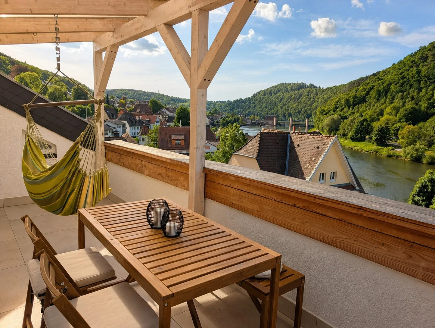 Überdachter Balkon mit Holztisch, Hängesessel und Neckarblick