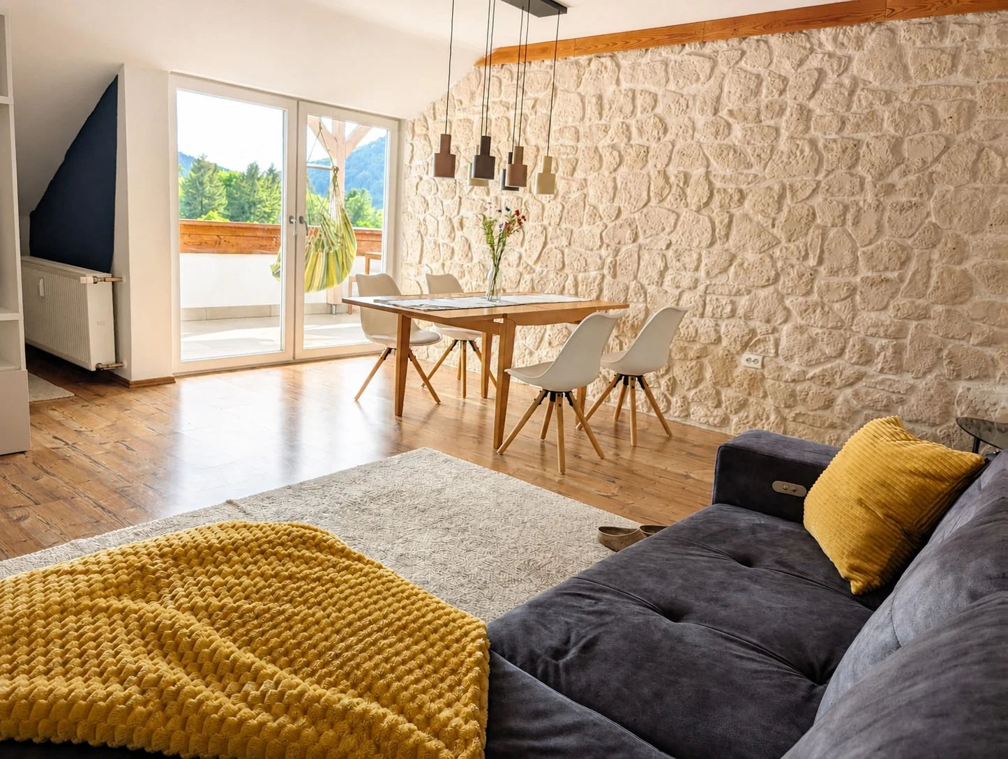 Heller Wohn- und Essbereich der Ferienwohnung