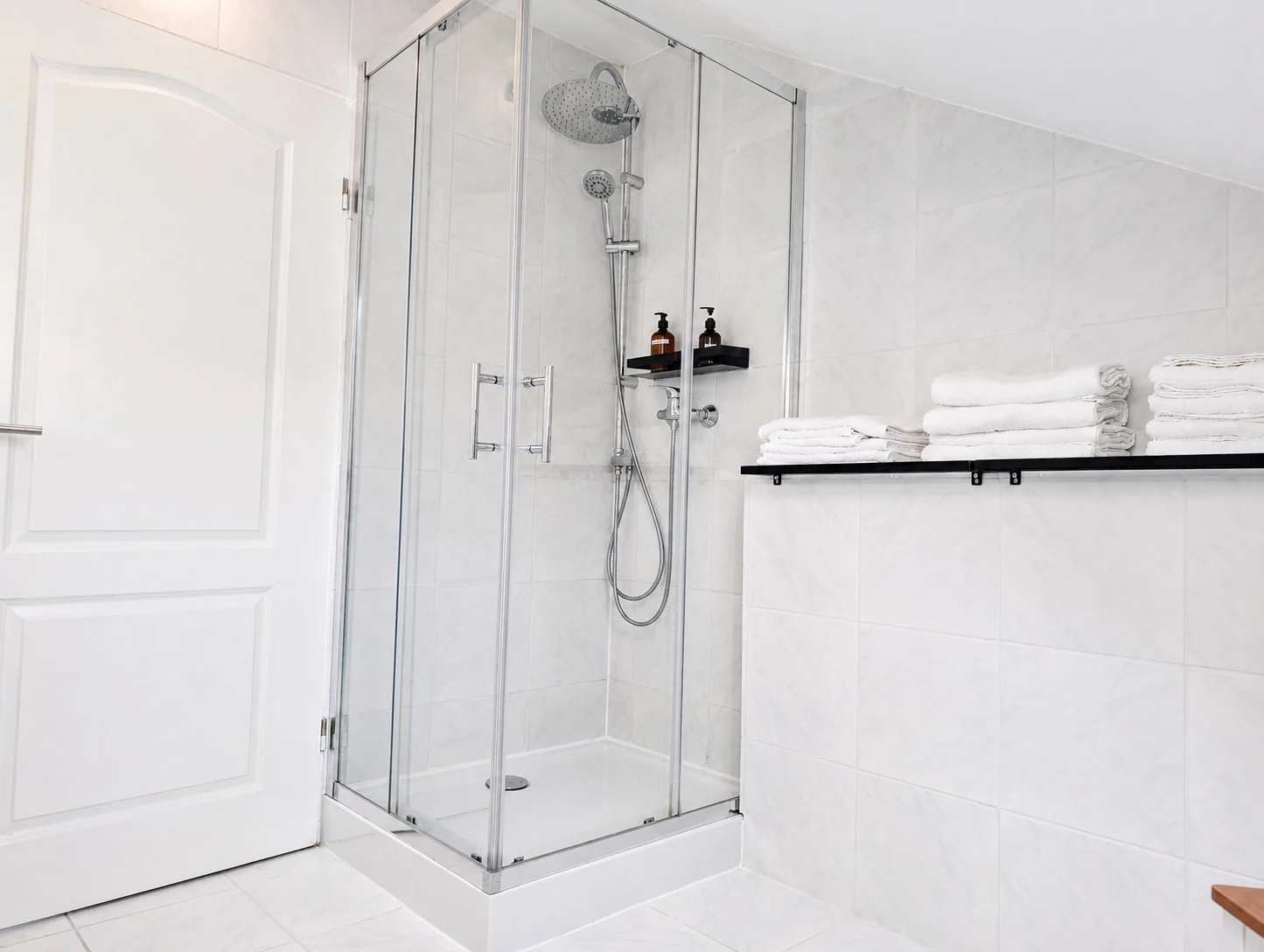 Modernes helles Badezimmer mit Glasdusche