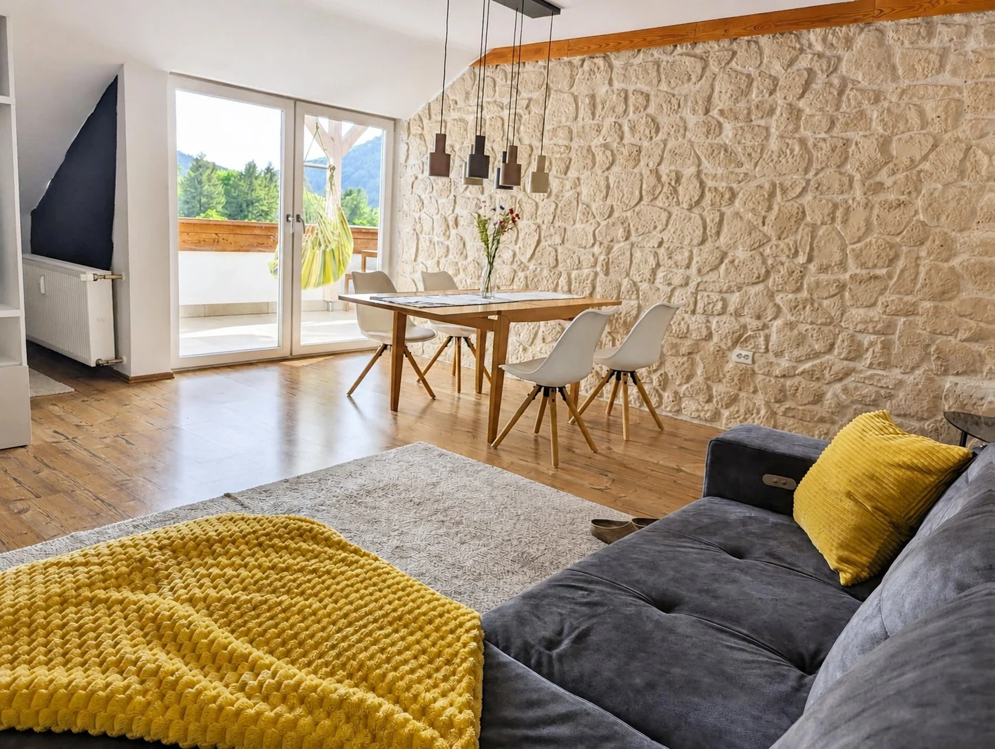 Heller großzügiger Wohn- und Essbereich der Ferienwohnung